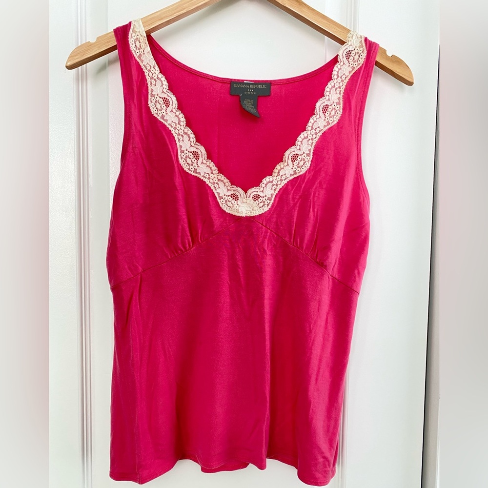 Banana Republic Factory - Lace trim V-neck line Pink sleeveless top - Size M